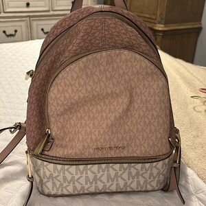 Michael Kors back pack, used stills in good condition, color pink and white.